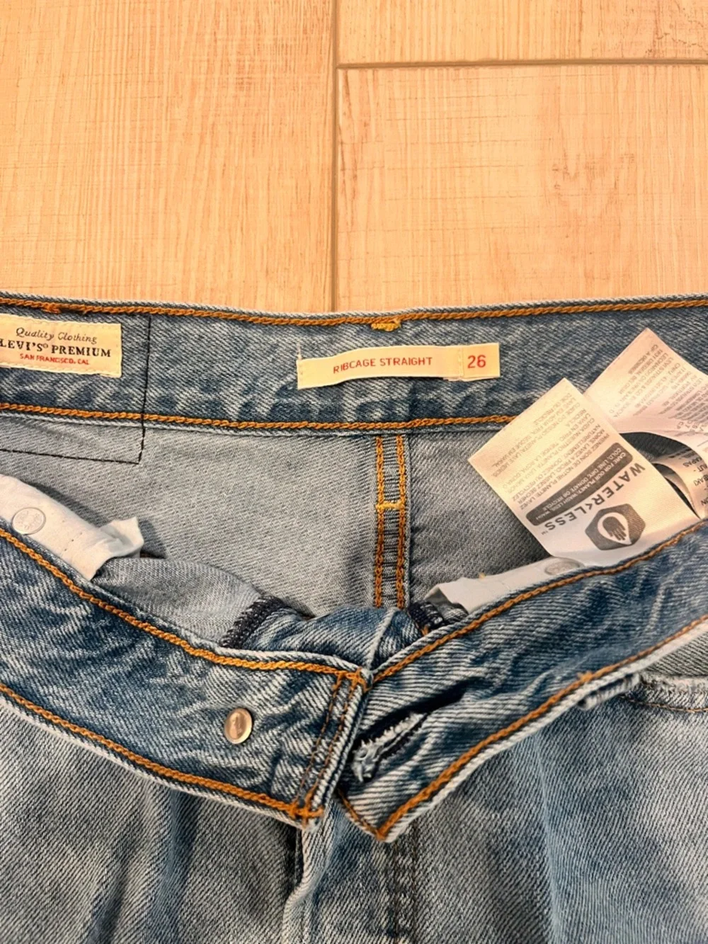 Levi's woman’s straight ribcage jeans 26 - Picture 3 of 6